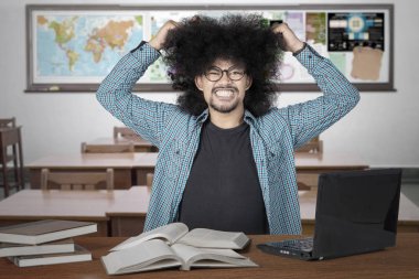 Stresli öğrenci sınıfta onun saçını çekme