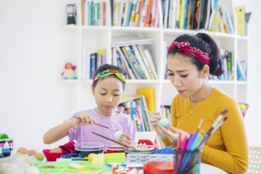 Genç kızıyla birlikte renkler Paskalya yumurtaları anne 