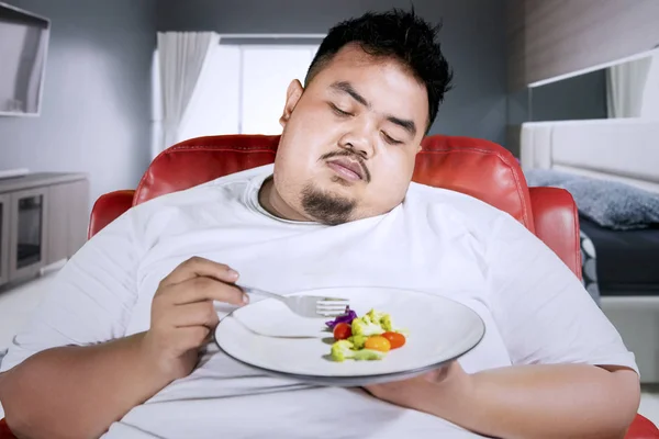 Jovem obeso carregando palavra gorda no estúdio — Fotografia de Stock