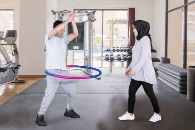 Asya çift hula hoop ile egzersiz