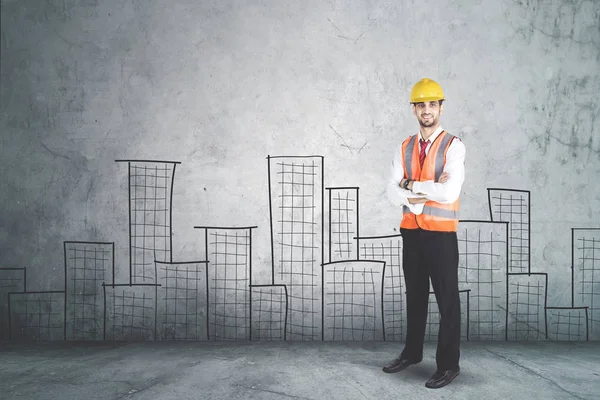 Engenheiro confiante perto do canteiro de obras — Fotografia de Stock