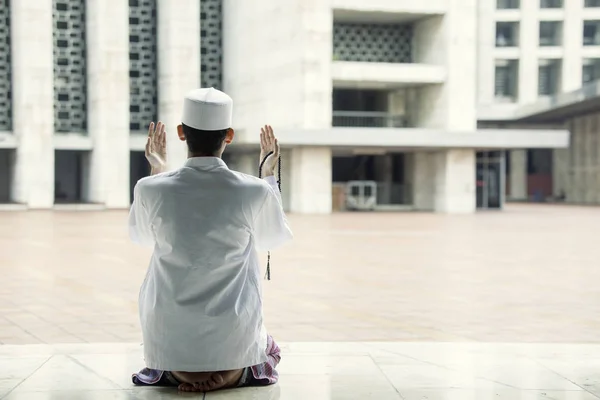虔诚的人在清真寺向真主祈祷 — 图库照片