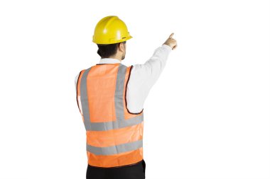 Erkek mühendis studio üzerinde kopya alanı işaret