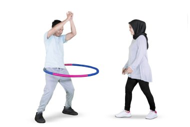 Genç adam ve karısı ile bir hula hoop egzersiz