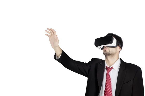 Hombre gerente lleva gafas de realidad virtual en el estudio —  Fotos de Stock