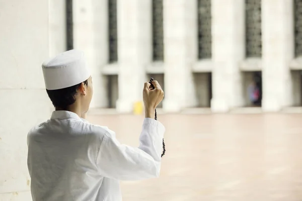 Muzułmanin modli się do Boga po zrobieniu Salat — Zdjęcie stockowe