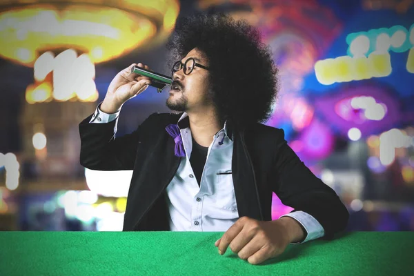Stress gokker man drinken van alcohol in het casino — Stockfoto