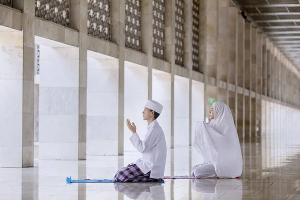 Jovem casal ora para o Allah depois de fazer Salat — Fotografia de Stock