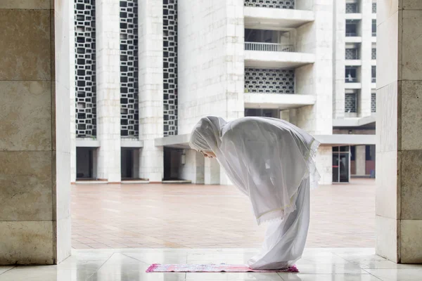 Молодая женщина молится в мечети — стоковое фото