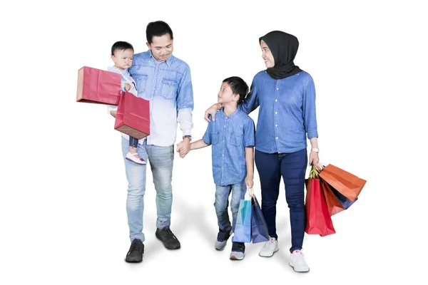 Atractiva familia mantenga bolsas de compras en el estudio — Foto de Stock