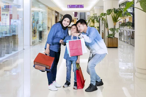 Familie kijken naar een winkel in winkelcentrum — Stockfoto