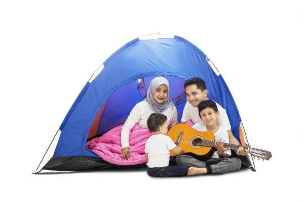 Famille jouant de la guitare dans une tente de camping — Photo