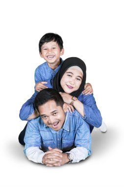 Oğulları ile stüdyoda sarılma anne