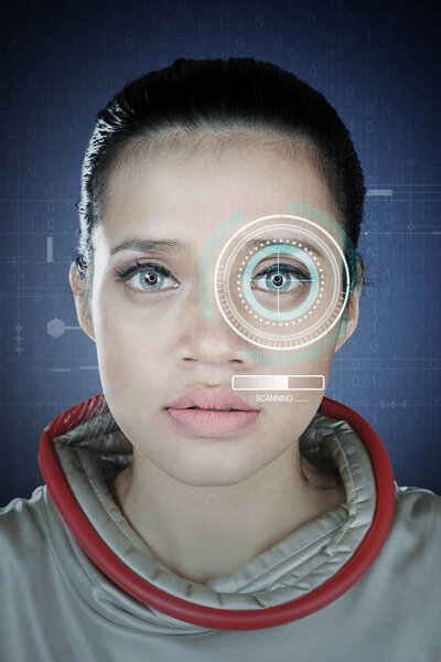 Женщина сканирует глаза на системе идентификации
