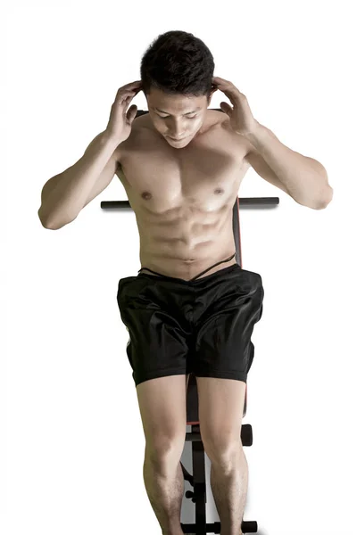 Aziatische man doet abdominale oefeningen in de Studio — Stockfoto