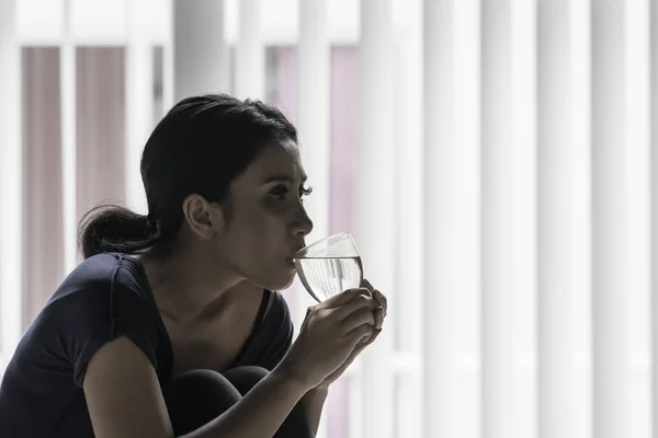 Donna pallida che beve un bicchiere d'acqua — Foto Stock