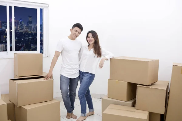 Smiling couple with cardboards in the new apartment — Stock Photo, Image