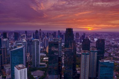Yüksek binalarla güzel günbatımı silüeti