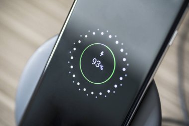 Siyah Smartphone şarj pedi üzerinde şarj