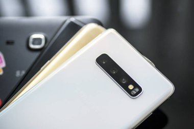 Masada renkli Samsung akıllı telefonlar