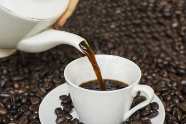 Taze kahve fincan içine dökme