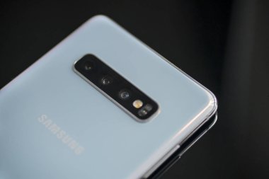 Masada Samsung Galaxy S10 + arka görünümü