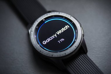 Samsung Galaxy Watch yazılımı yükler