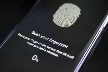 Parmak izi kimliği taramalarını görüntüleyen Smartphone