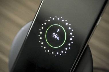 Kablosuz şarj cihazına yerleştirilen akıllı telefon