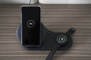 Saat ve akıllı telefon pilleri şarj