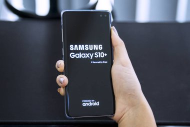 Kadın eller bir Samsung Galaxy S10 + telefon açmak