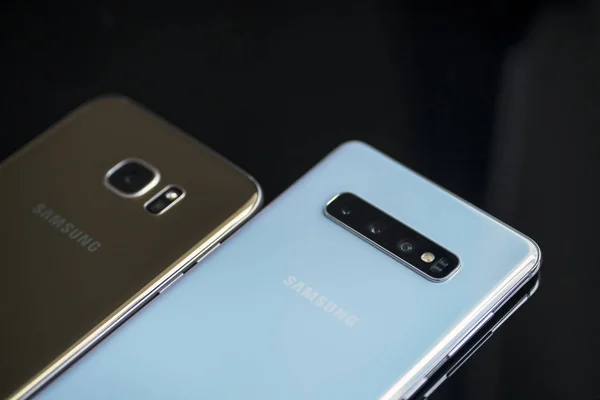 Achterkant van de behuizing van twee Samsung Galaxy smartphones — Stockfoto