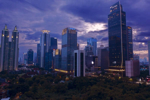 Langit fajar yang indah di pusat kota Jakarta — Stok Foto