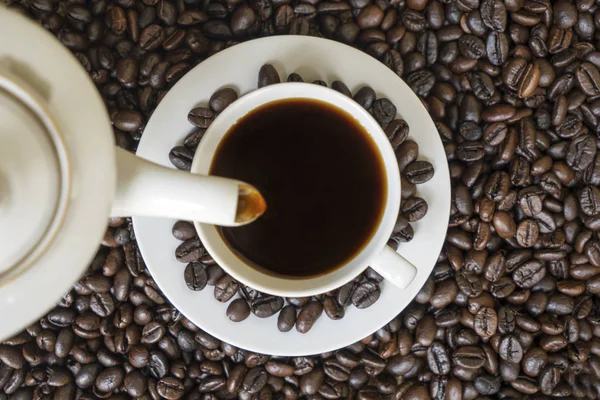 A pohárba ömlött fekete kávé — Stock Fotó