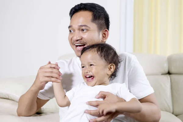 Allegro bambina e papà ridendo sul divano — Foto Stock