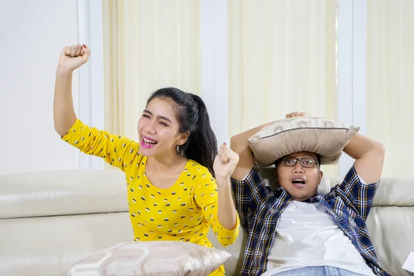 Casal assistir jogo de basquete com emoções diferentes — Fotografia de Stock