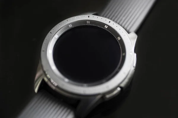 Zegarek Galaxy z pustym ekranem na stole — Zdjęcie stockowe