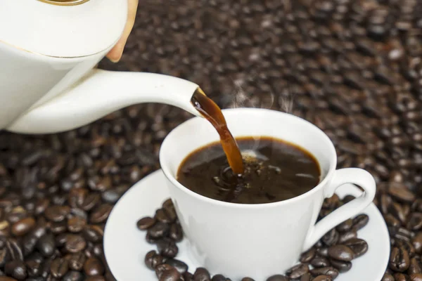 Café caliente vertiendo en la taza blanca — Foto de Stock