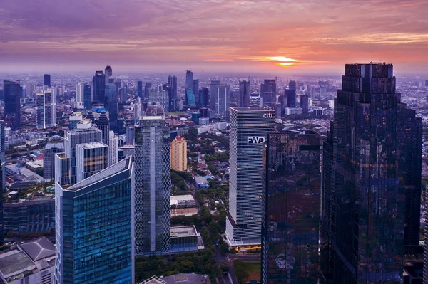 Yakarta skyline con edificios altos al amanecer —  Fotos de Stock