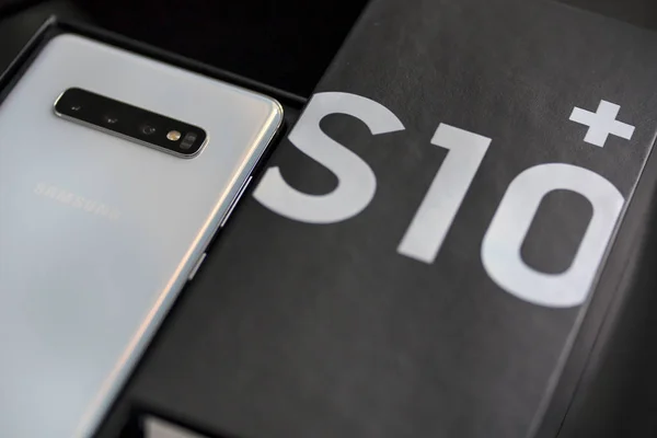 Caja abierta del teléfono inteligente Samsung Galaxy S10 + —  Fotos de Stock