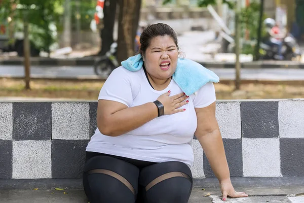 Donna sovrappeso che ha un attacco di cuore al parco — Foto Stock