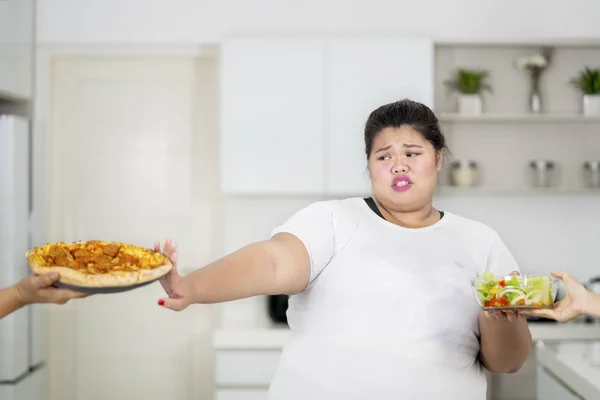 Mulher com excesso de peso se recusando a comer pizza — Fotografia de Stock