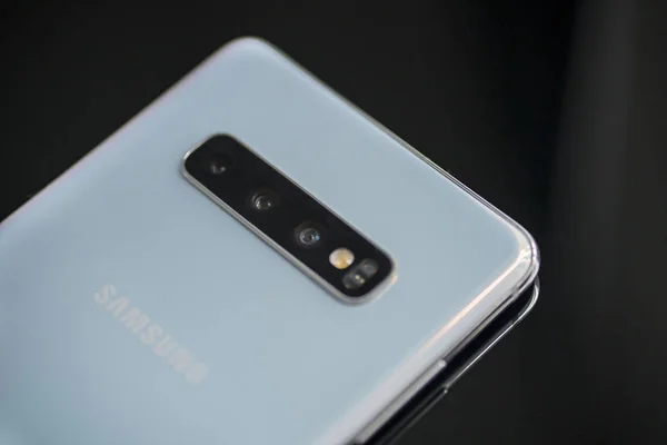 Vista trasera de Samsung Galaxy S10 + sobre la mesa —  Fotos de Stock