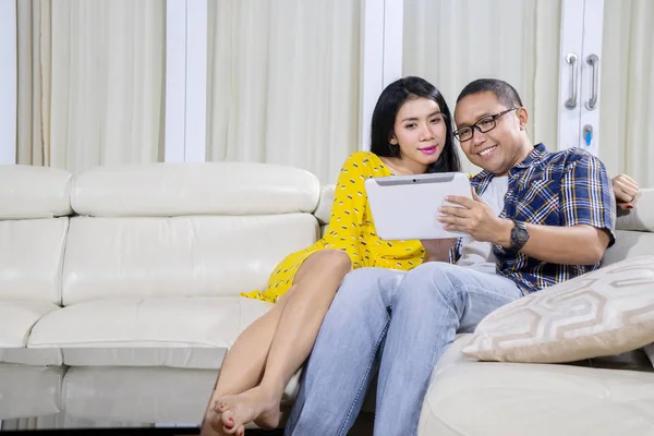 로맨틱 커플 집에서 디지털 태블릿을 사용 하 여 — 스톡 사진