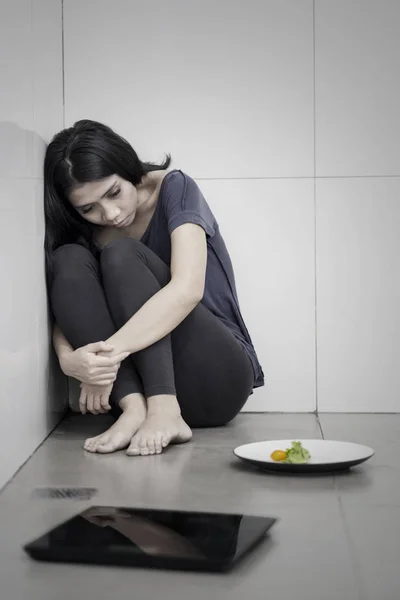 Mulher triste com salada e balança de peso — Fotografia de Stock