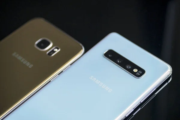 Samsung Galaxy S10 + y S7 smartphone en la mesa —  Fotos de Stock