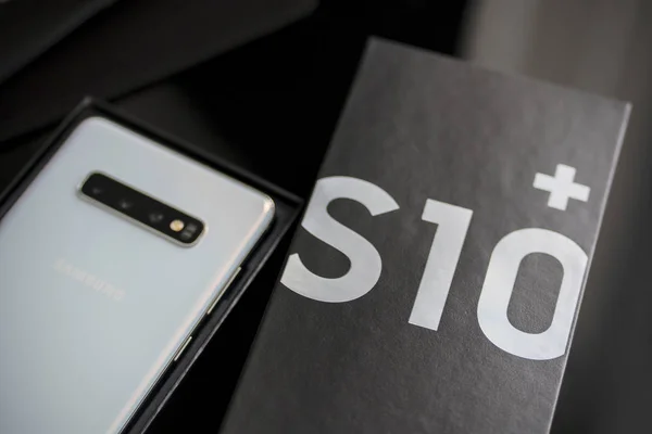 Samsung Galaxy s10 + smartphone met Box op tafel — Stockfoto
