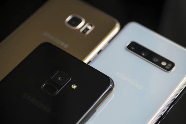 Samsung Galaxy smartphone in different colors — Stock Photo, Image