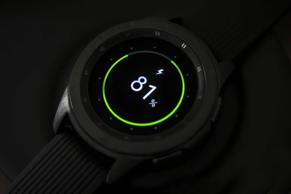 Samsung Galaxy Watch avgifter makt — Stockfoto