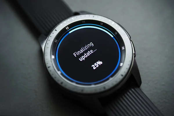 Samsung Galaxy watch is finalizing software — Stock Photo, Image